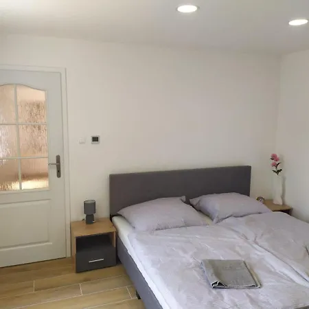 Garden & Pool Apartman *