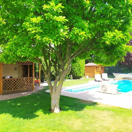 Garden & Pool * Trnava